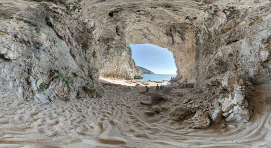Betina Cave beach