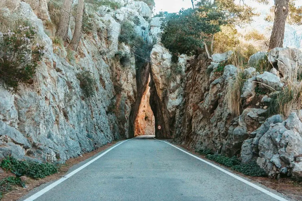 Tunnel nella roccia
