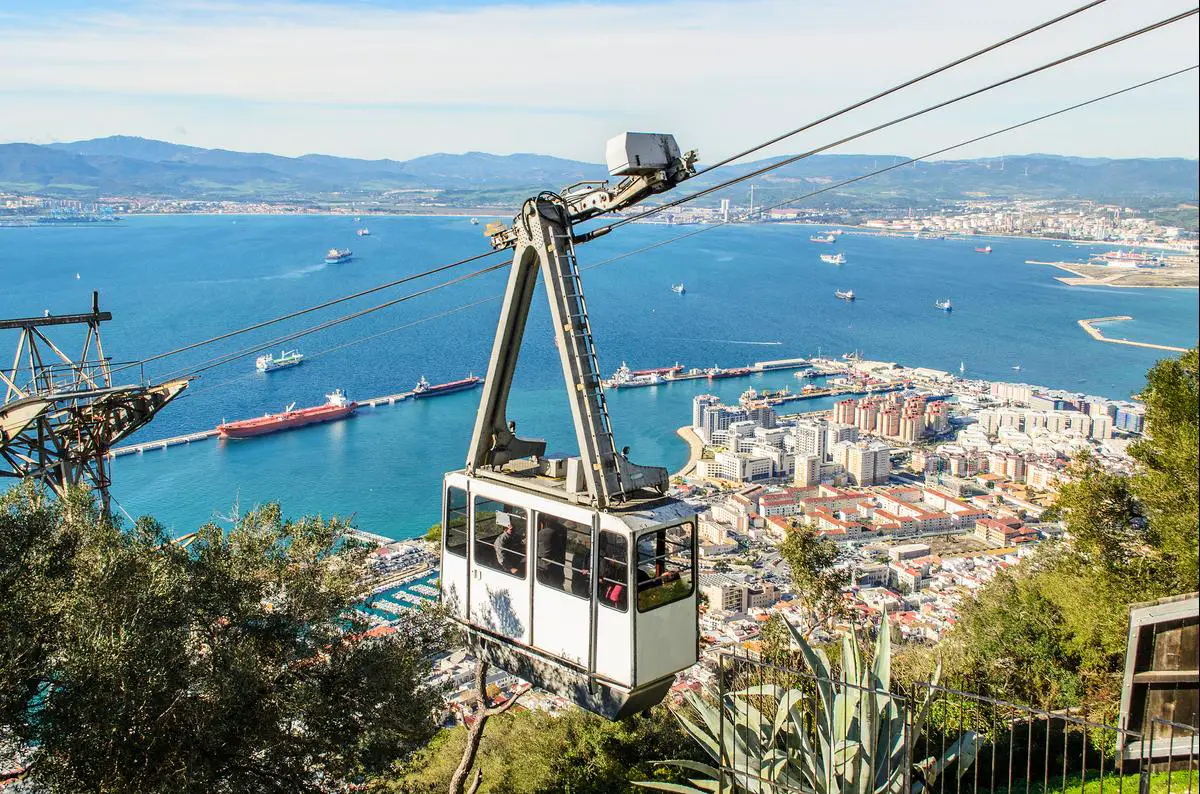 Téléphérique et vue de la ville