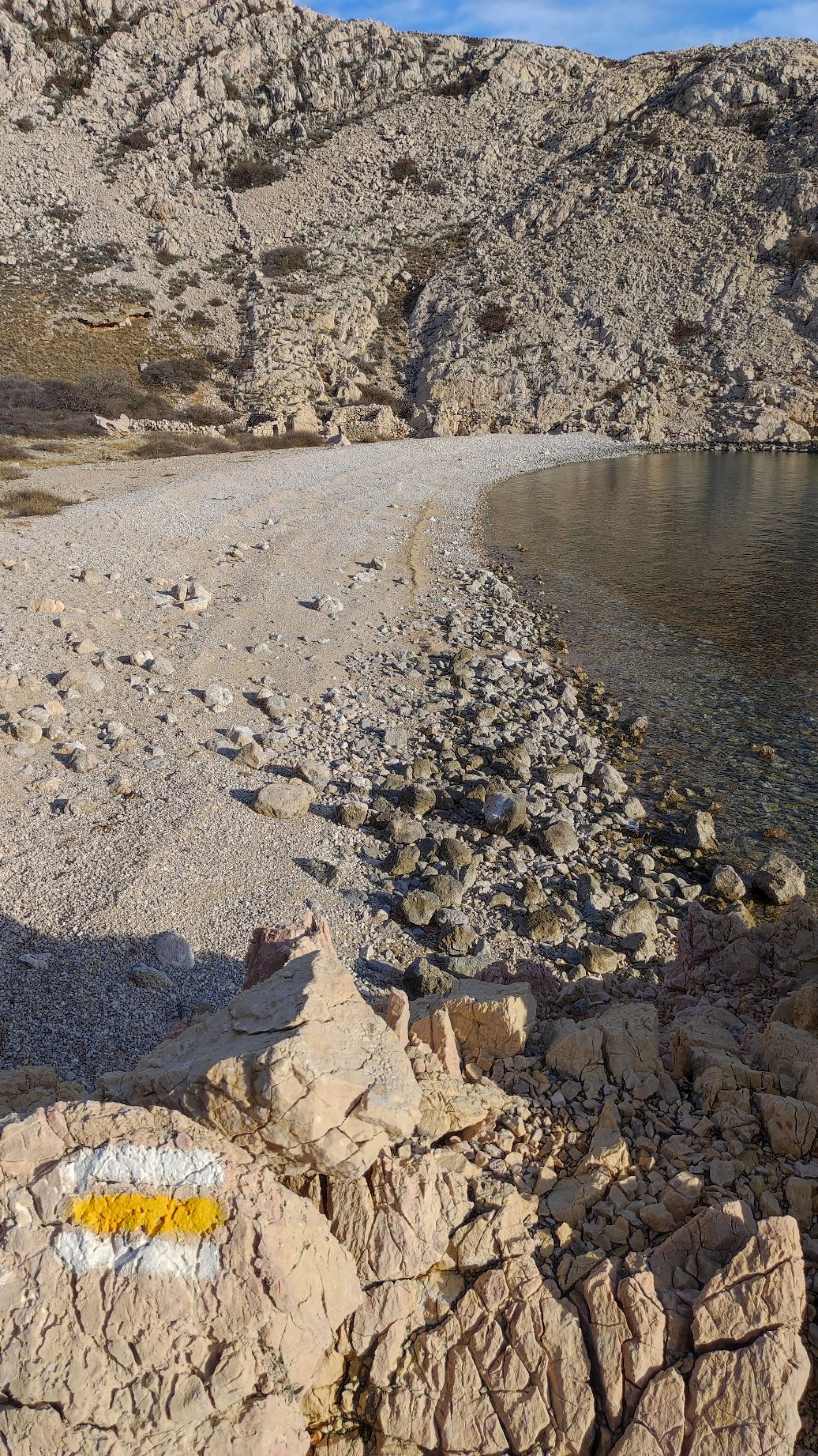 Fotografie cu Uvala Vela Draga cu o suprafață de apa pură turcoaz