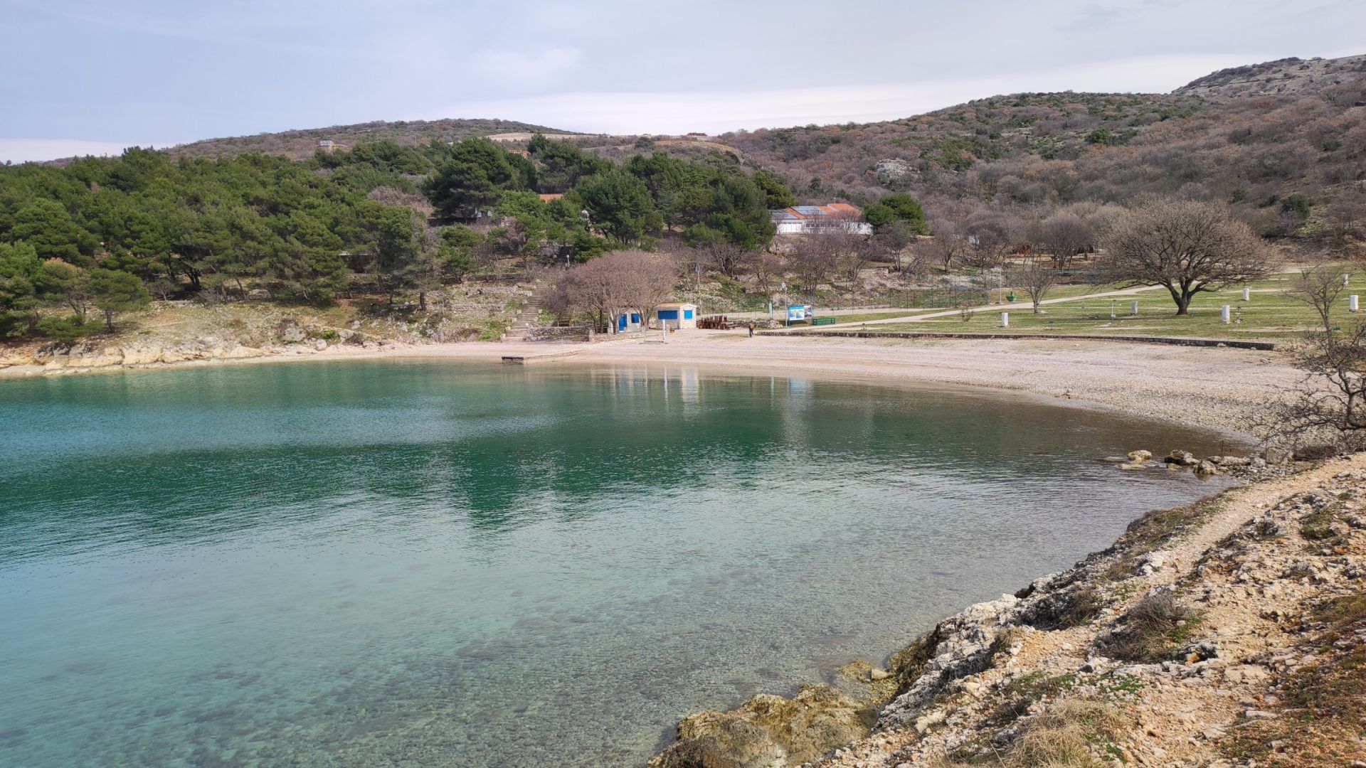 Photo de Konobe beach avec petite baie