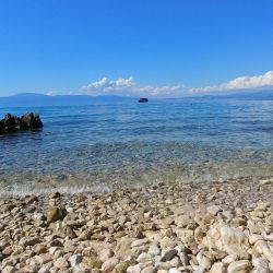 Foto di Njivice small beaches con molto pulita livello di pulizia