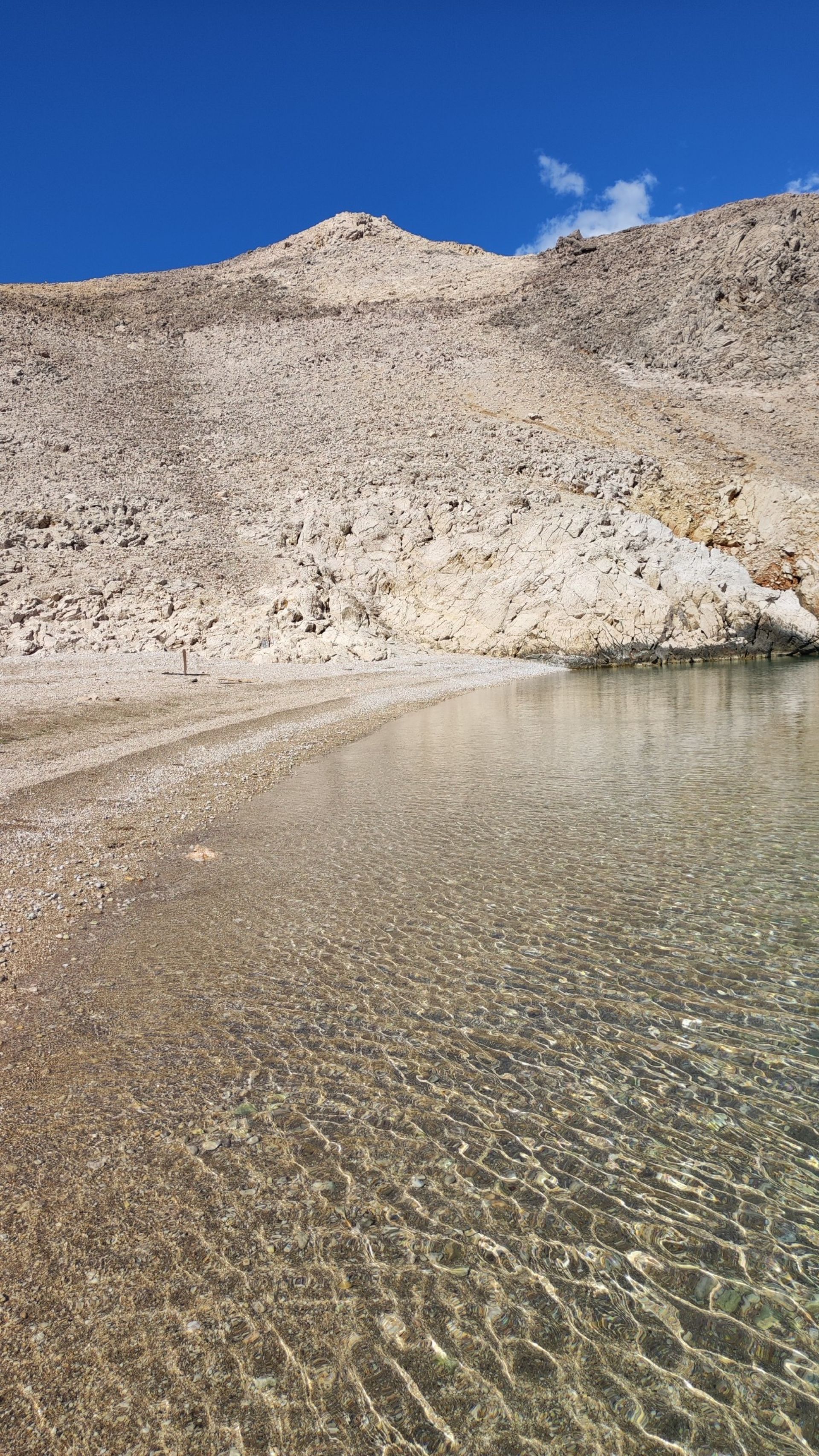Baska slana beach的照片 带有碧绿色纯水表面