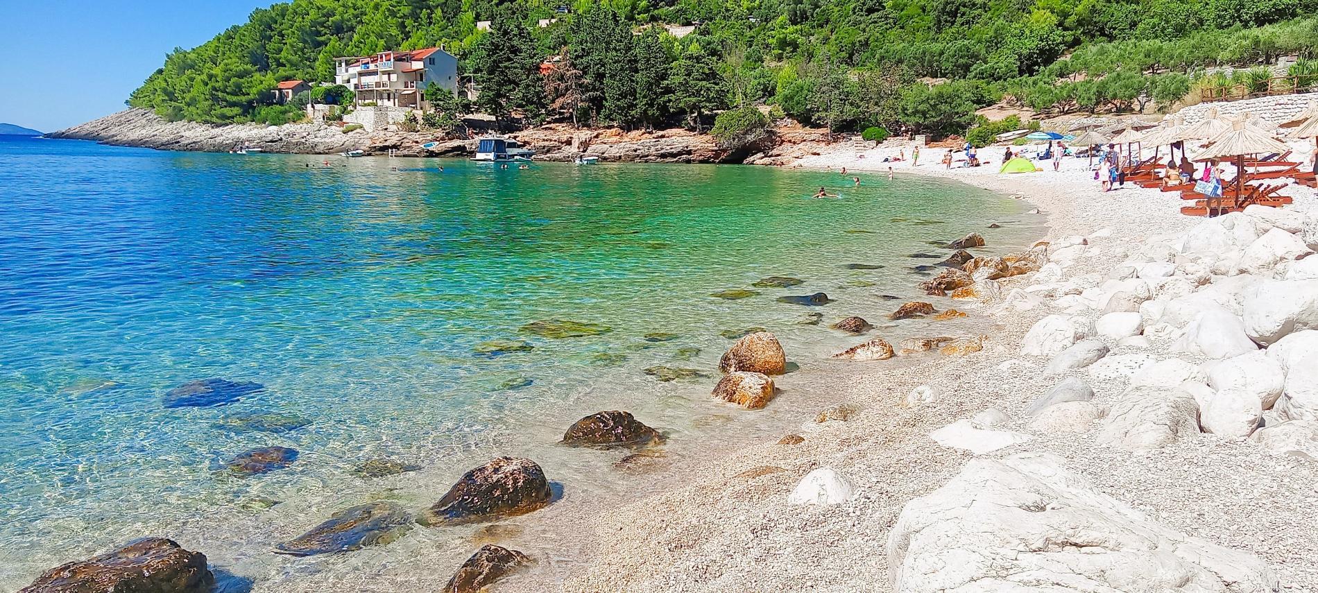 Foto di Pupnatska Luka sorretto da scogliere