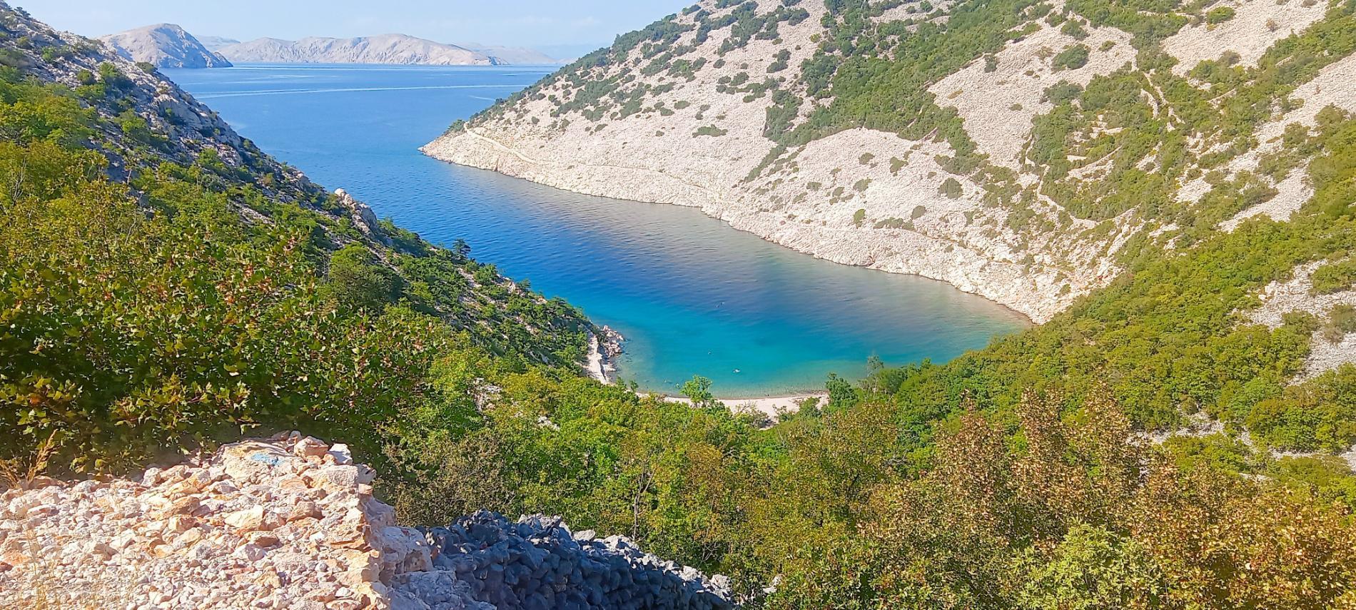 Foto di Gradina Beach circondato da montagne