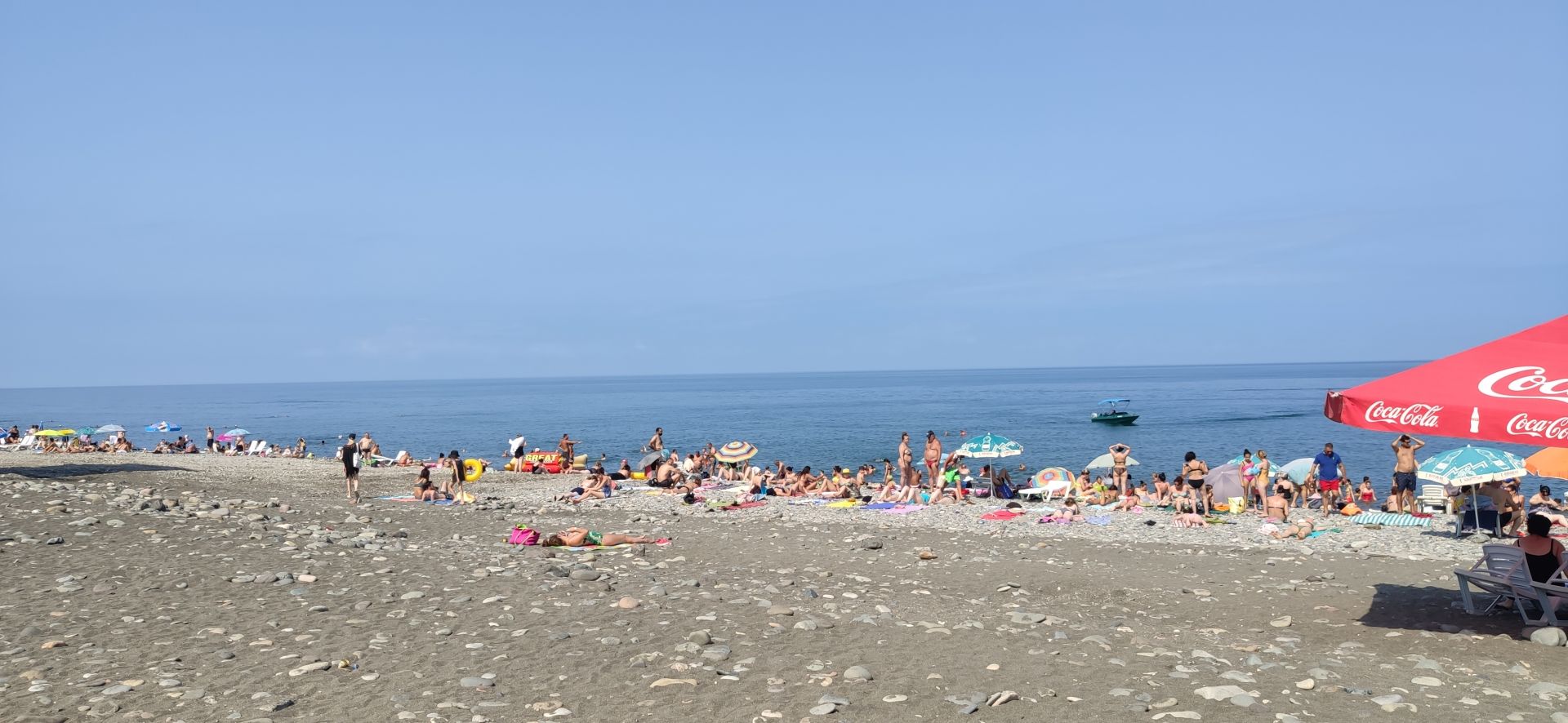 Valokuva Batumi beachista. sisältäen pitkä suora