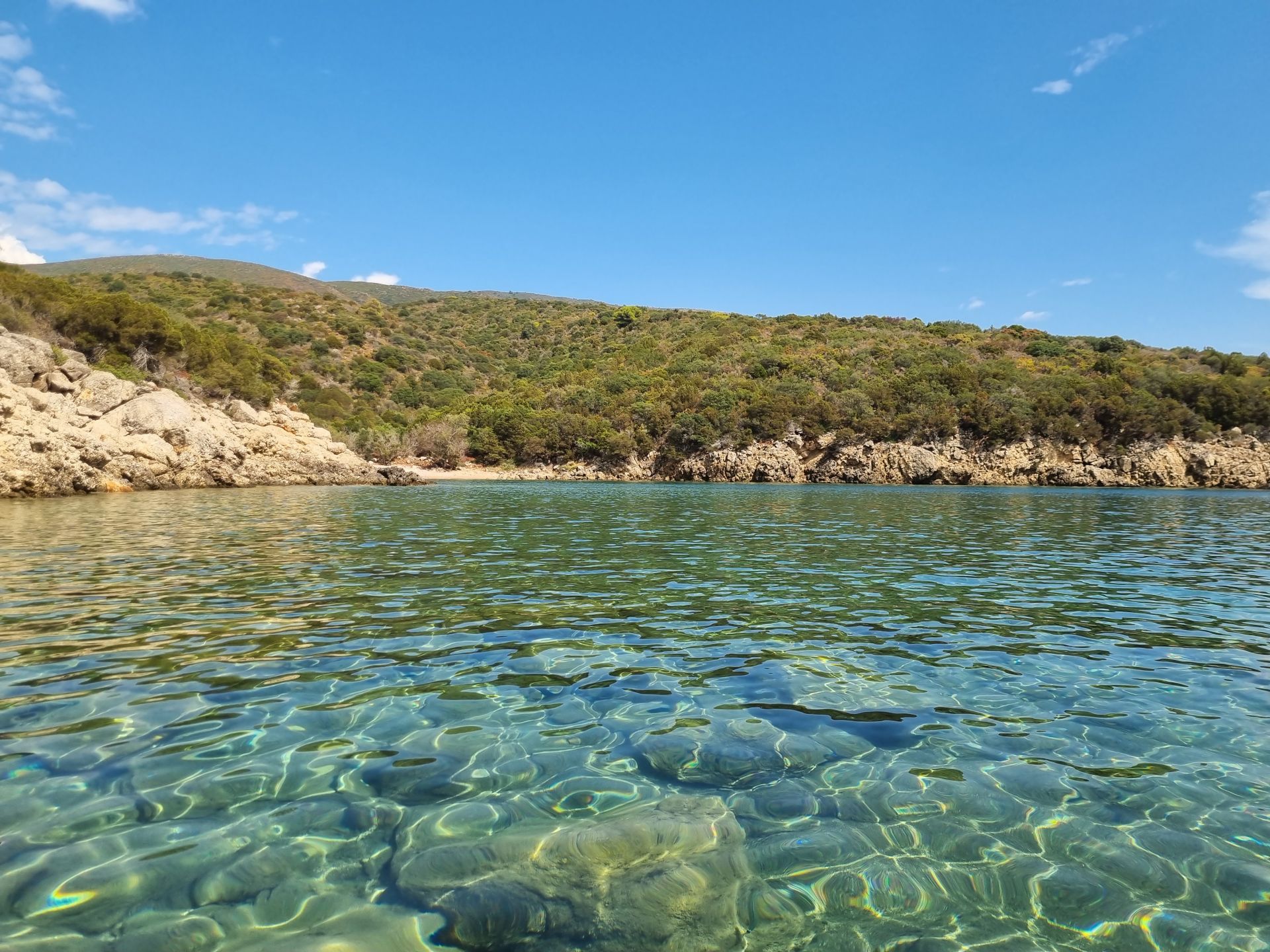 Foto di Marathi III beach sorretto da scogliere