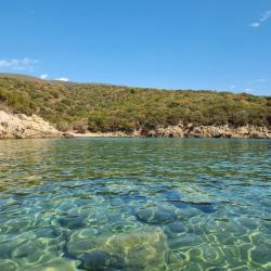 Foto di Marathi III beach sorretto da scogliere