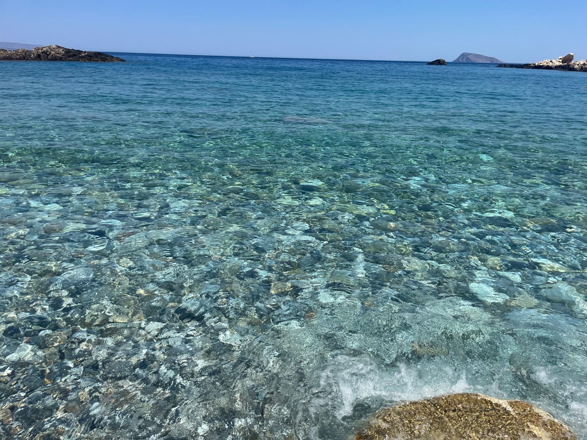 Foto di Frouzis beach sorretto da scogliere
