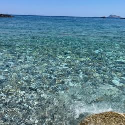 Foto di Frouzis beach sorretto da scogliere
