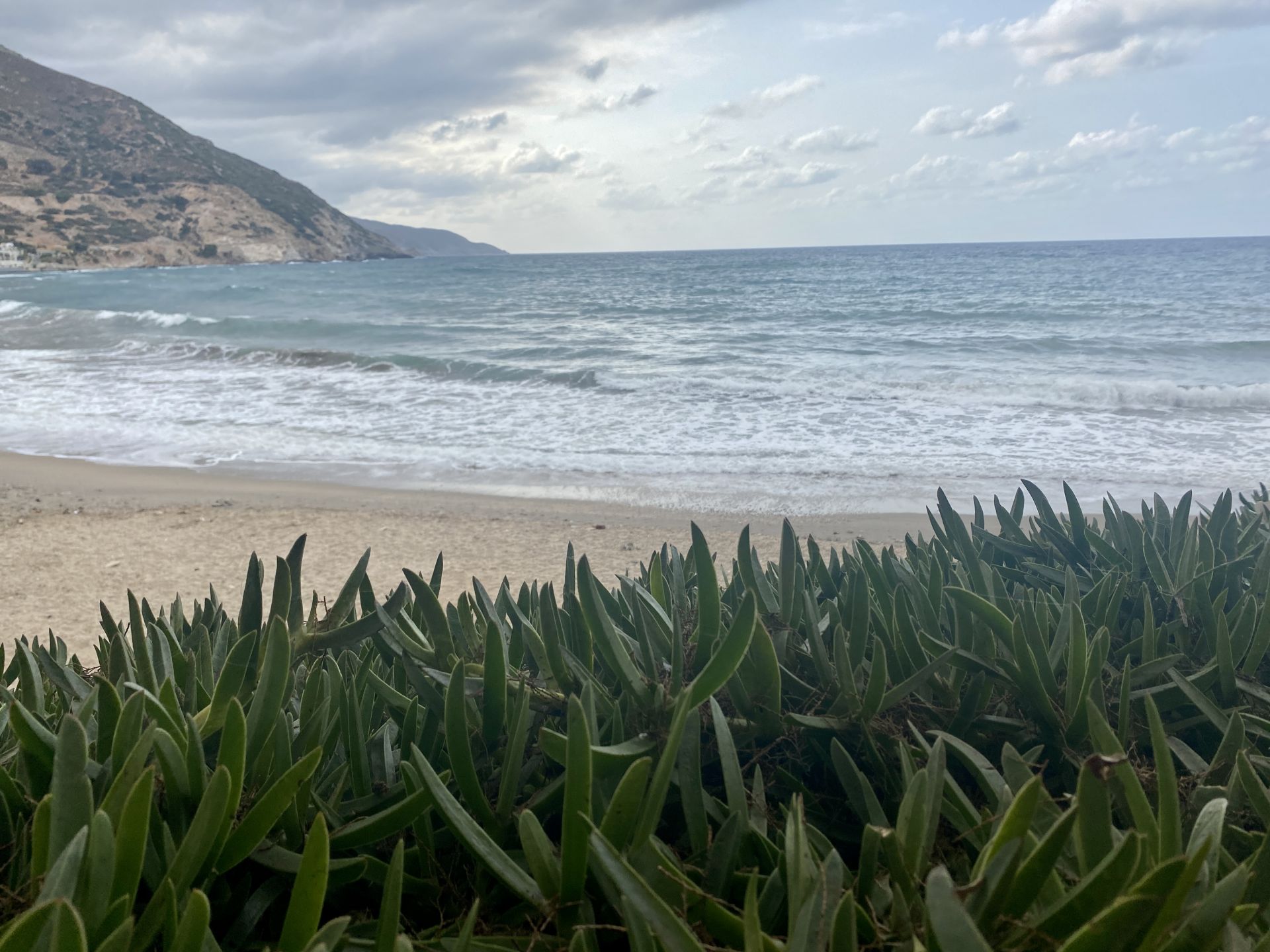 Fotografie cu East Beach Avlaki înconjurat de munți