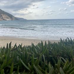 Fotografie cu East Beach Avlaki înconjurat de munți