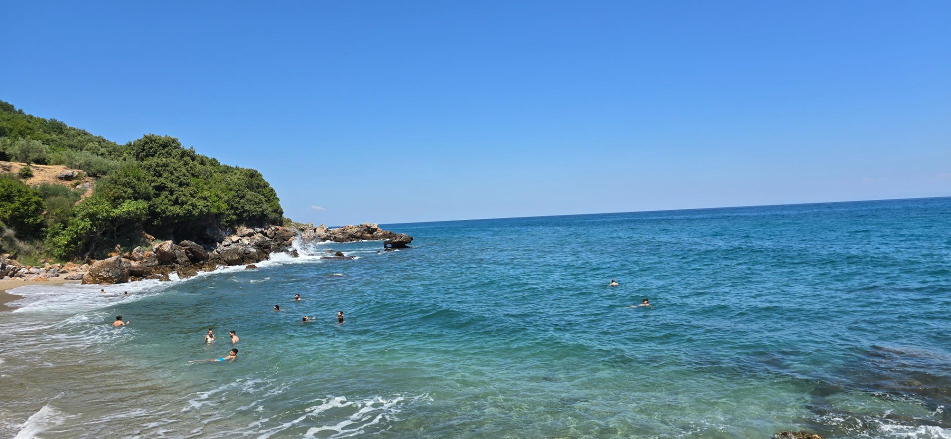 Foto av Pigadi Beach omgiven av berg