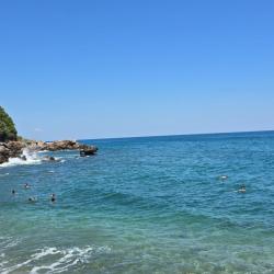 Foto av Pigadi Beach omgiven av berg