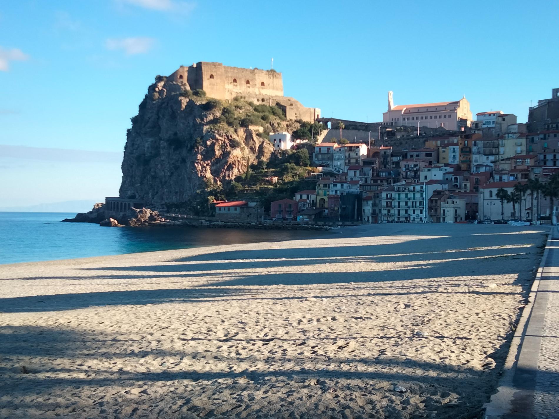 Zdjęcie Spiaggia Di Scilla poparte klifami