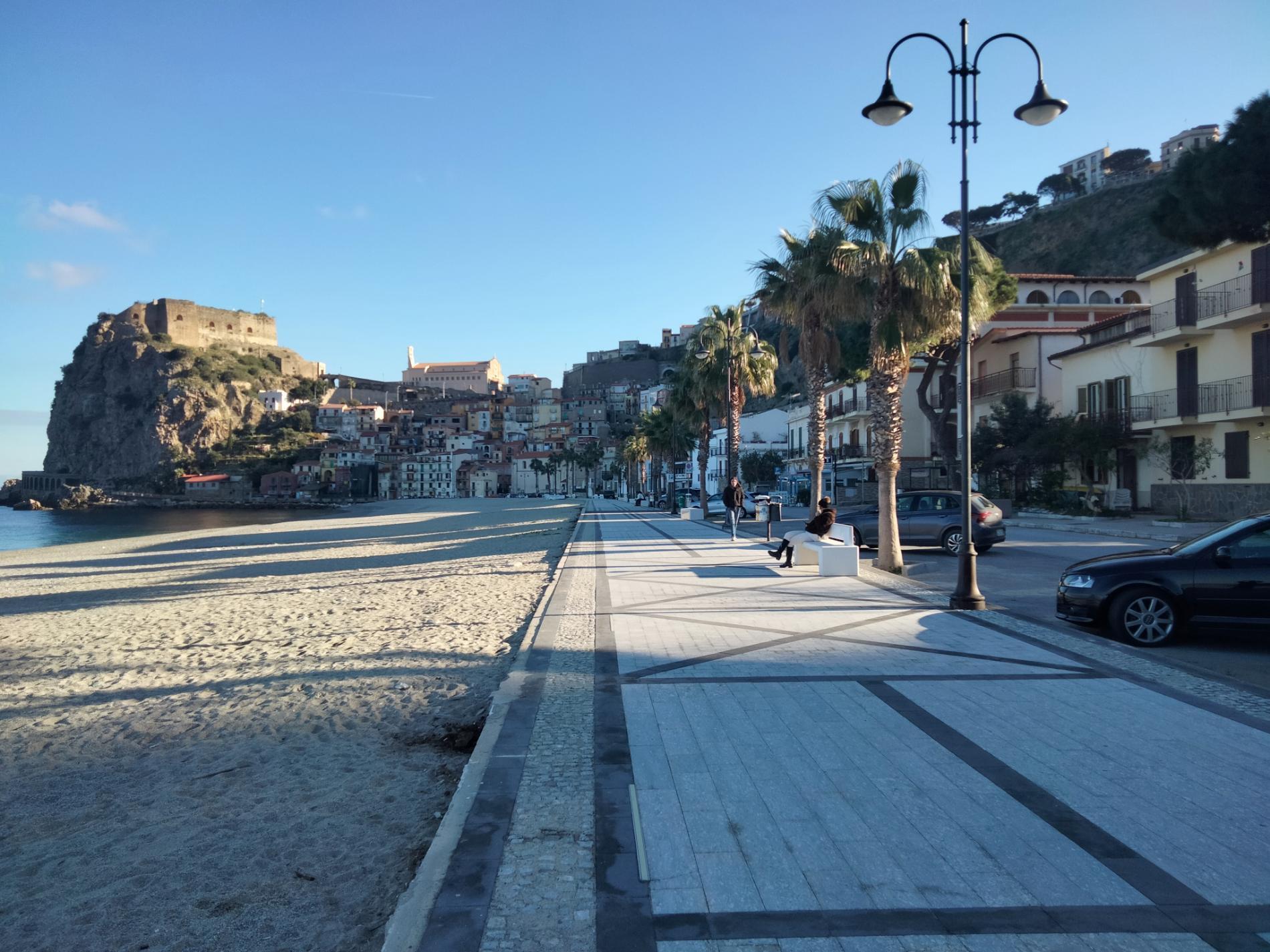 Zdjęcie Spiaggia Di Scilla otoczony górami