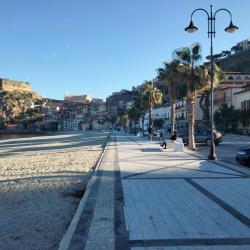 Zdjęcie Spiaggia Di Scilla otoczony górami