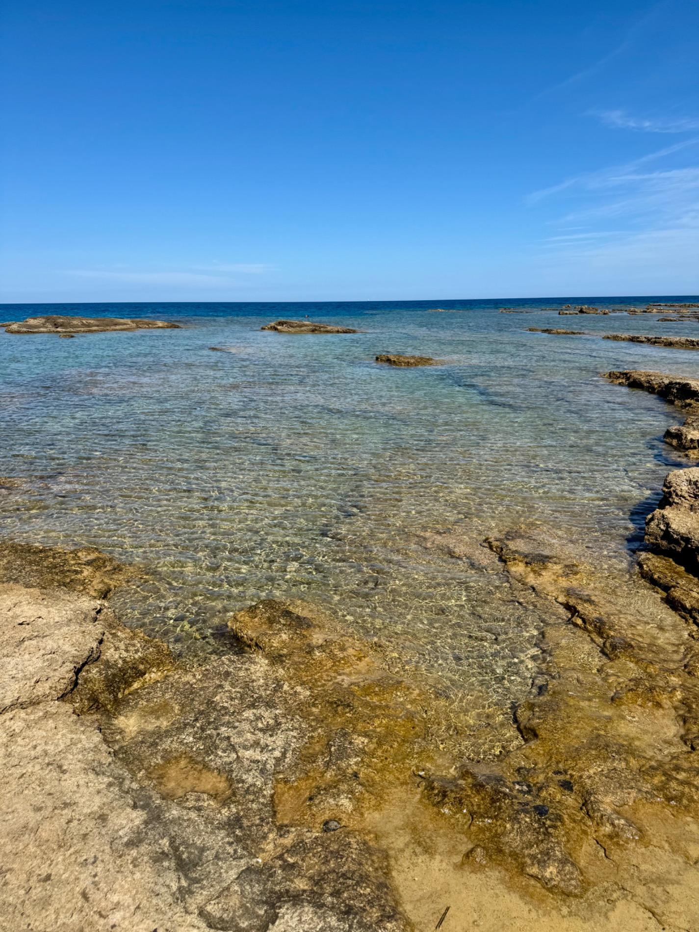 Foto di Cala Toni con più baie piccole