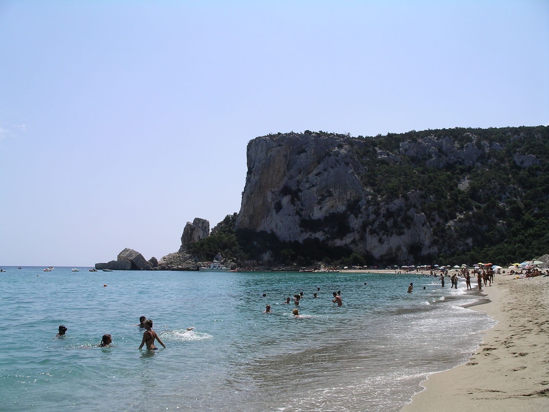 Fotografie cu Cala Luna înconjurat de munți