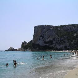 Fotografie cu Cala Luna înconjurat de munți