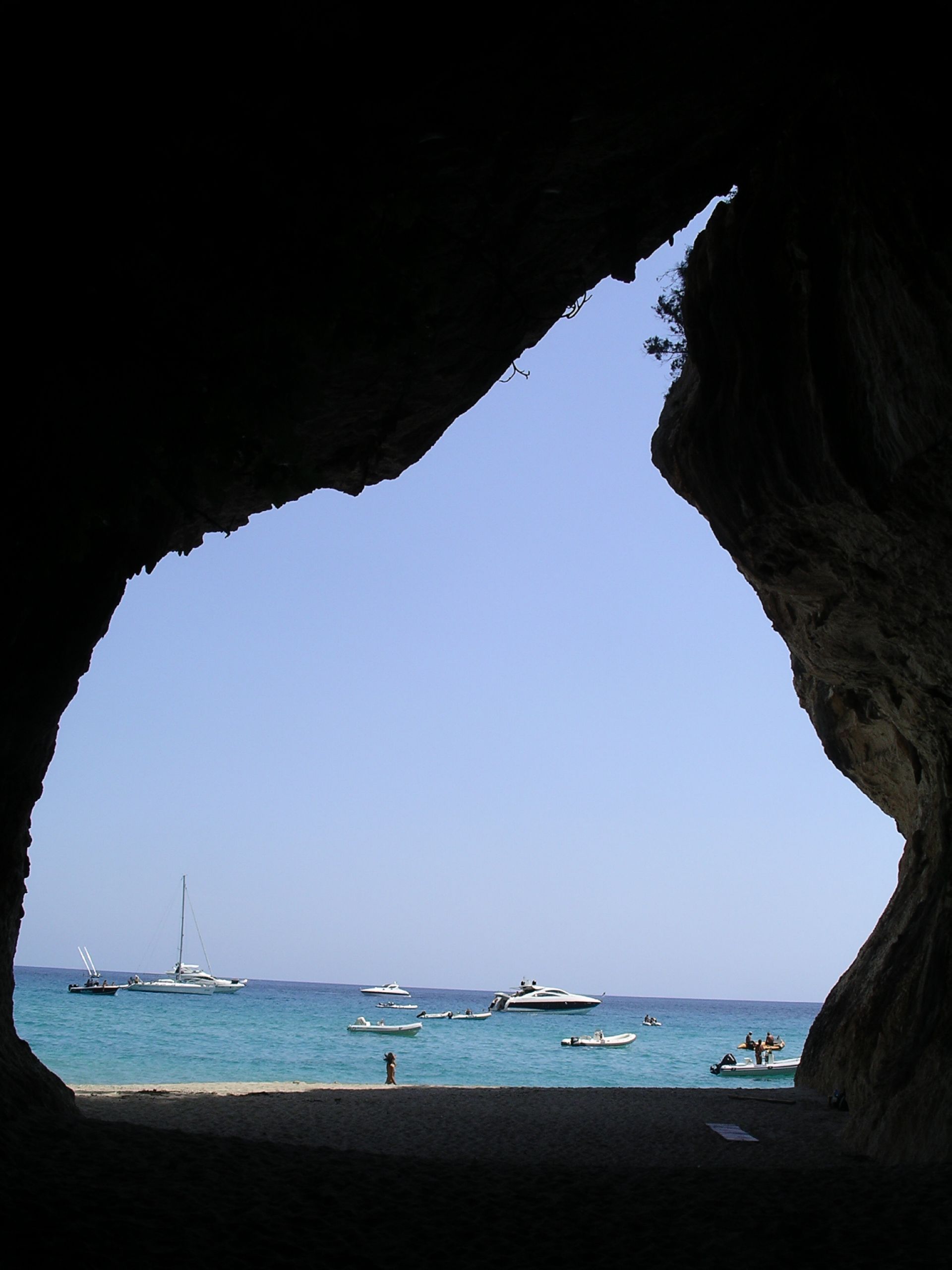 Fotografie cu Cala Luna sprijinit de stânci