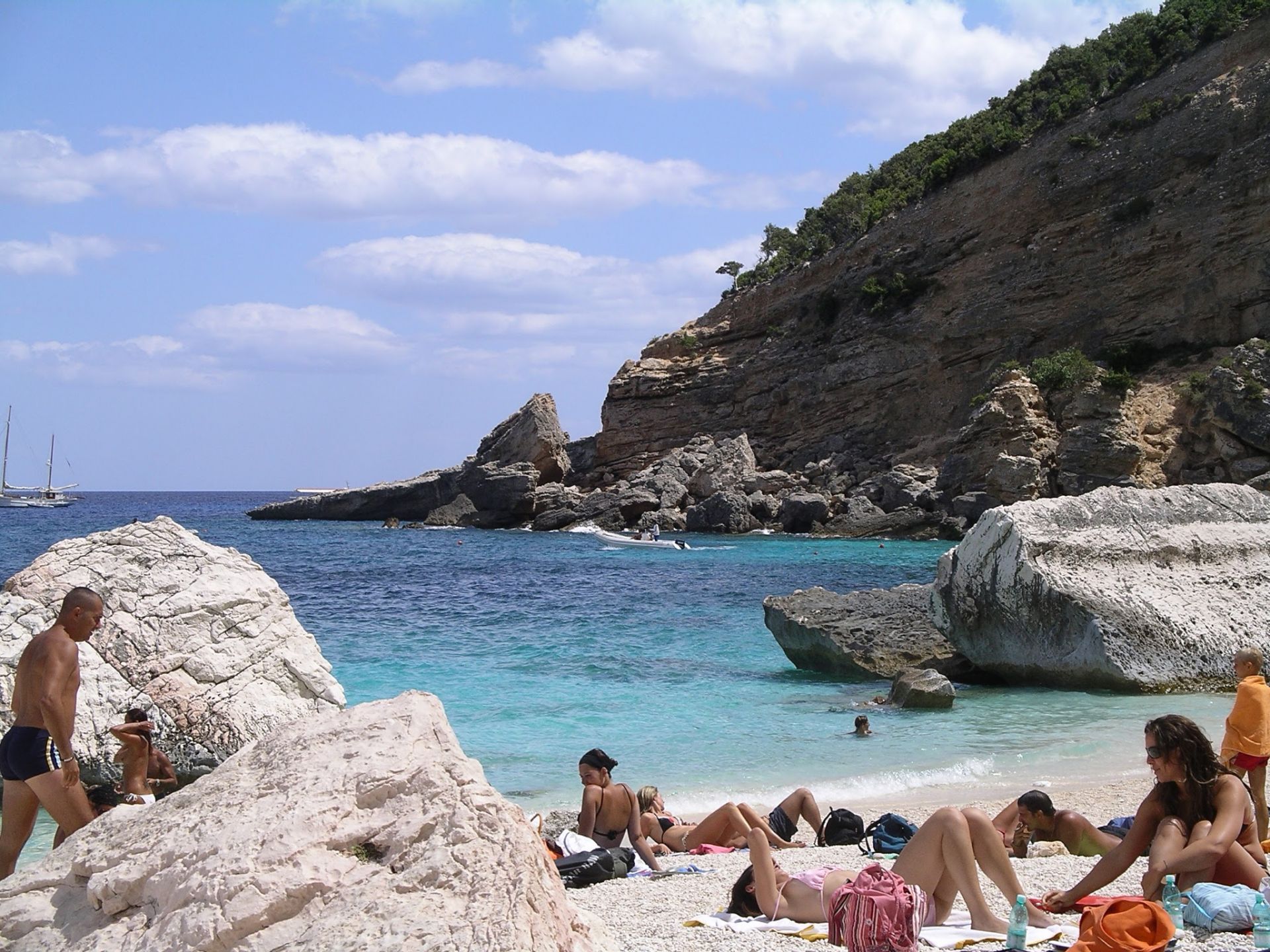 Fotografie cu Cala Mariolu sprijinit de stânci