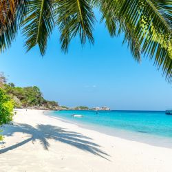 Foto di Spiaggia di Eagle con costa lunga e dritta