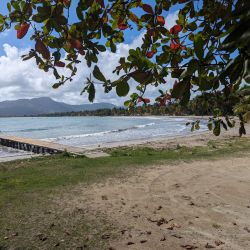 Fotografie cu Playa Guayanes sprijinit de stânci