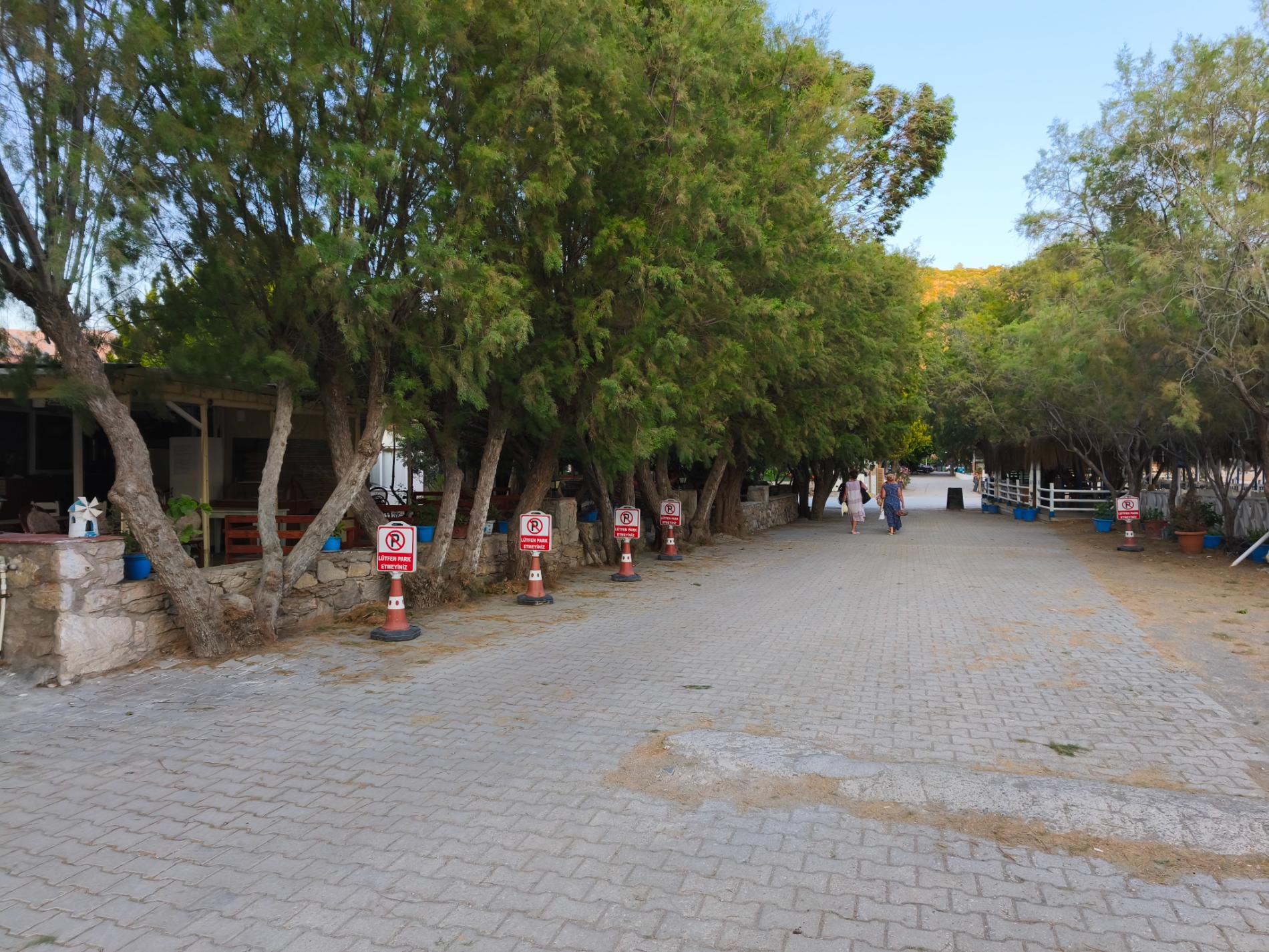 Foto di Ovabuku beach sorretto da scogliere