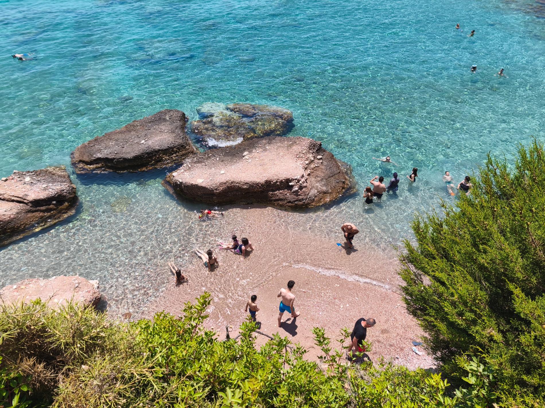 Foto di Aquarium beach circondato da montagne