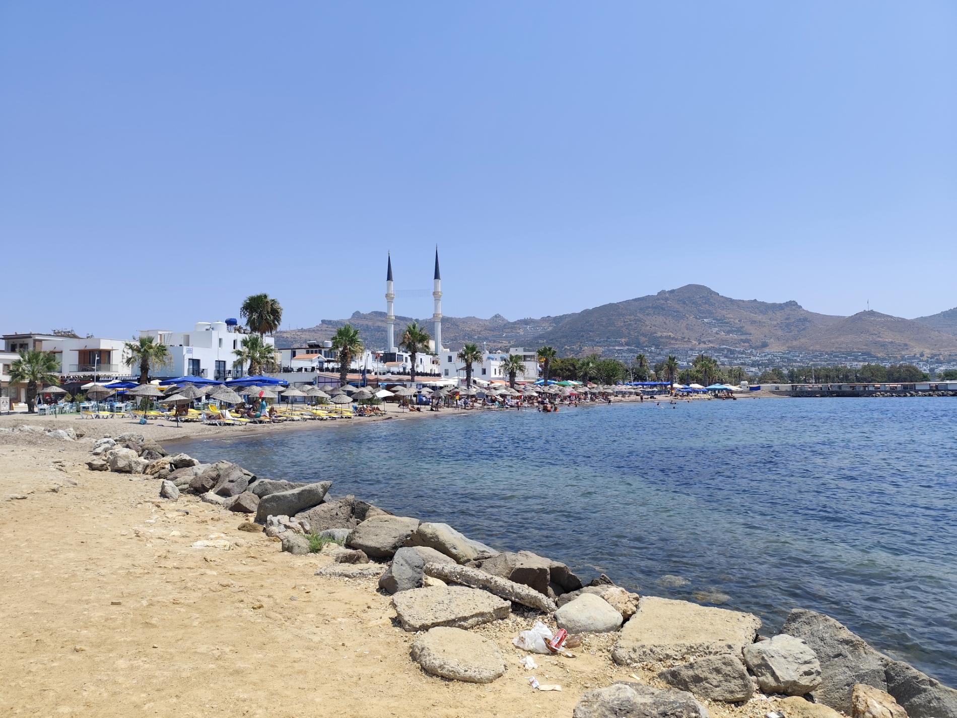 Foto di Ayvan beach - luogo popolare tra gli intenditori del relax