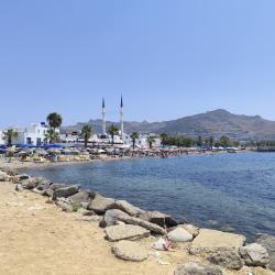 Foto di Ayvan beach - luogo popolare tra gli intenditori del relax