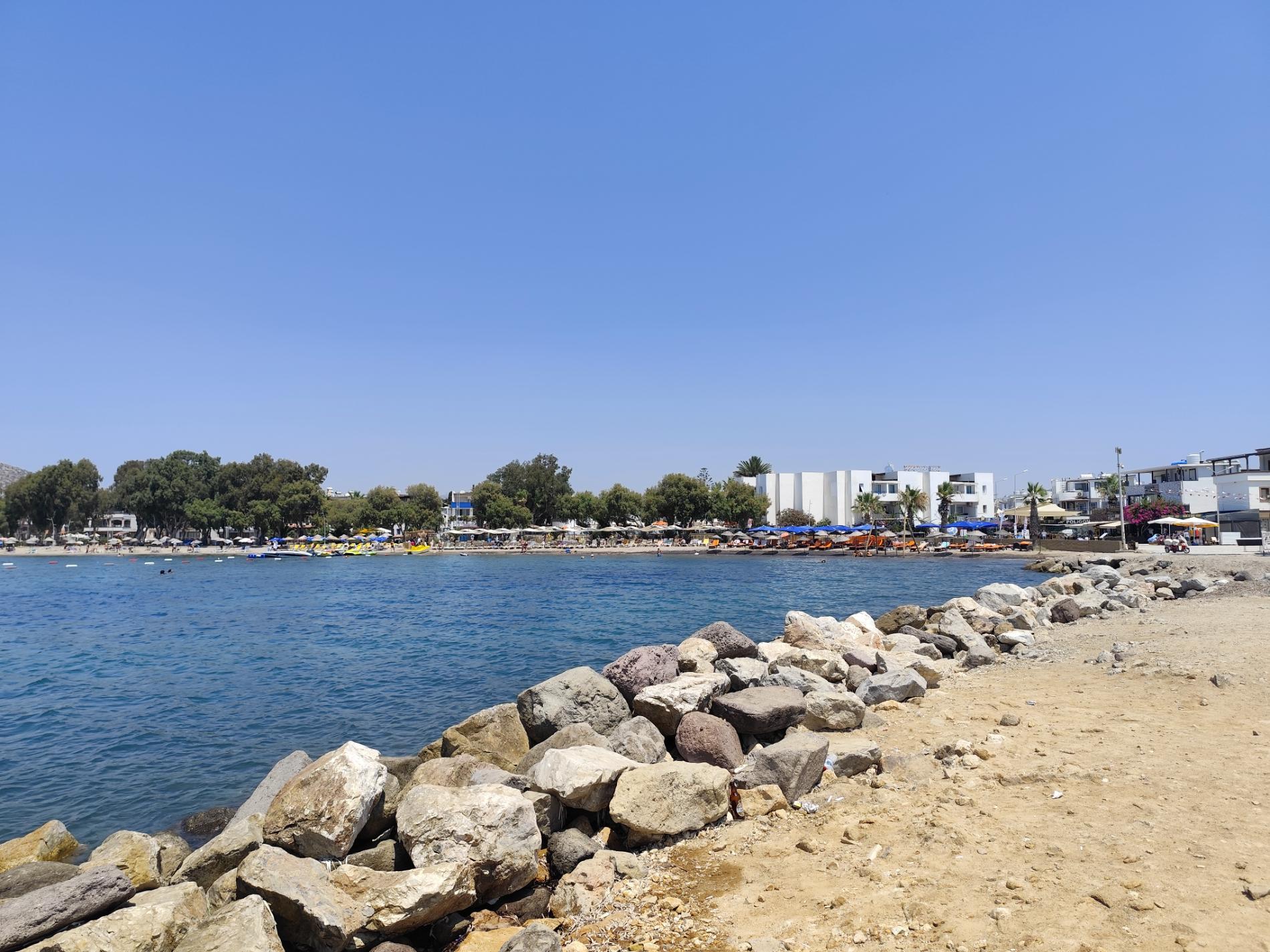 Foto di Ayvan beach e l'insediamento
