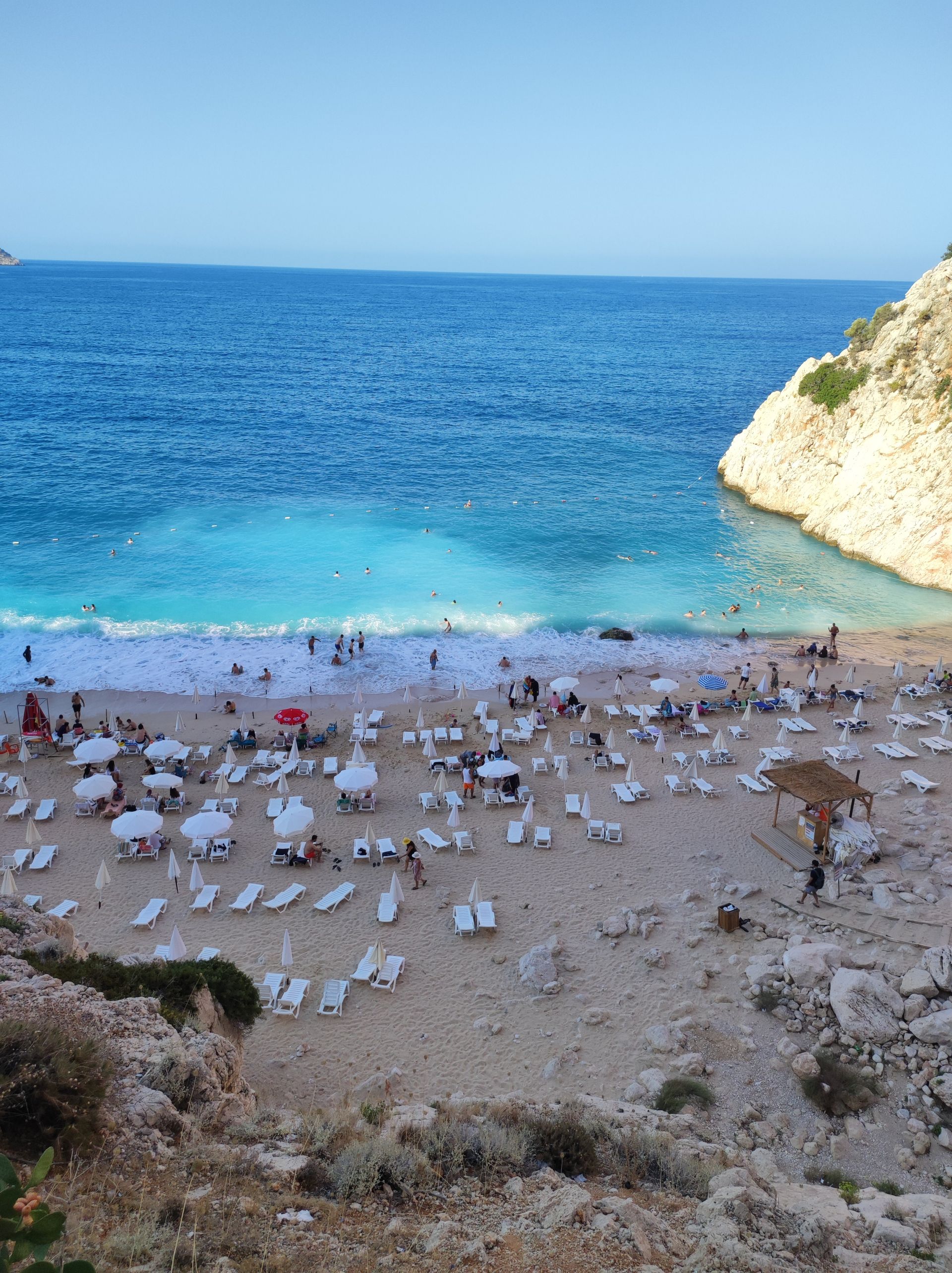 Foto di Kaputaş Beach con baia piccola