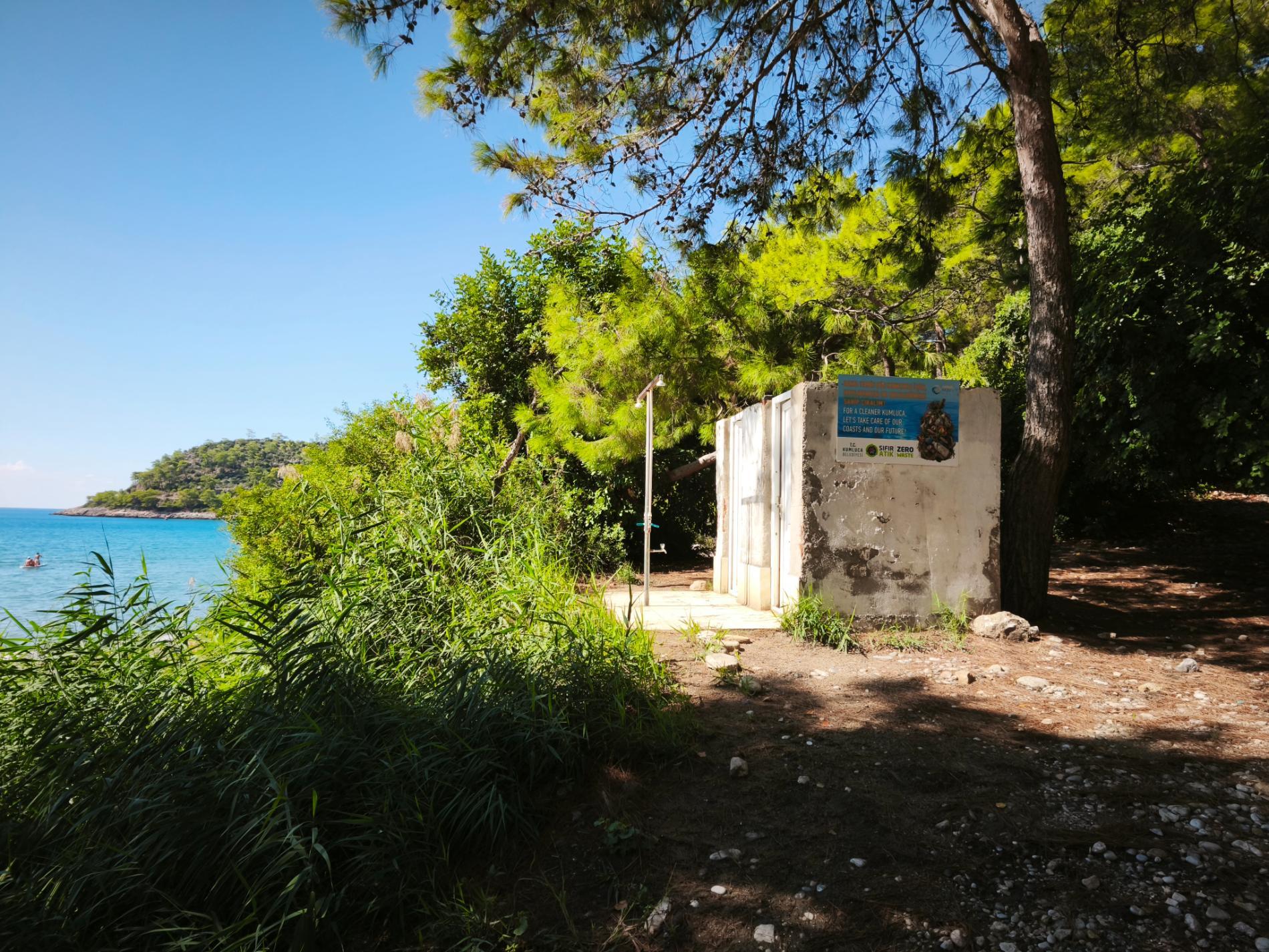 Foto di Papaz Iskelesi sorretto da scogliere