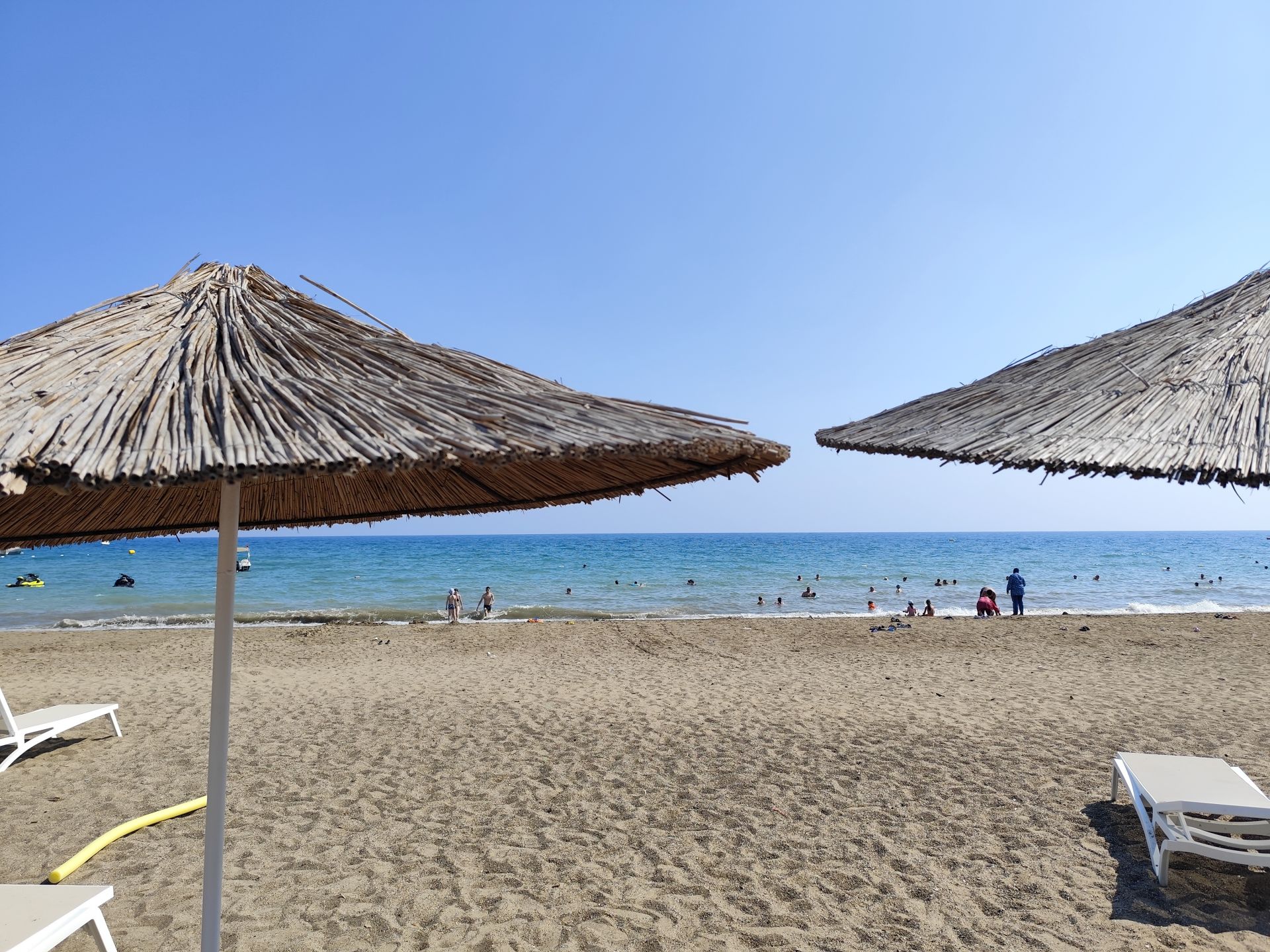 Foto di Kadriye Public Beach con una superficie del sabbia marrone